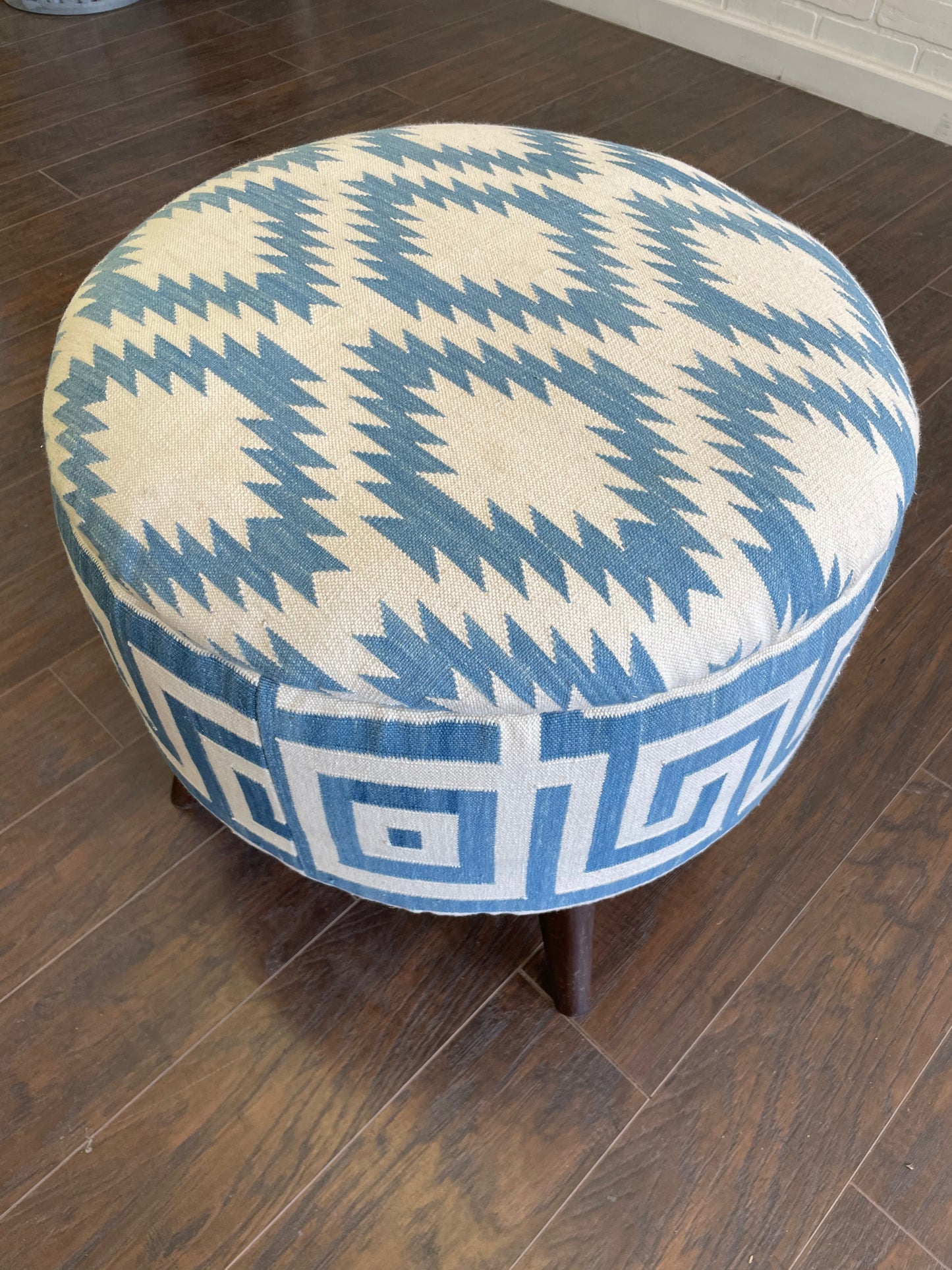 Round Turkish Upholstered Ottoman Modern Design - LG